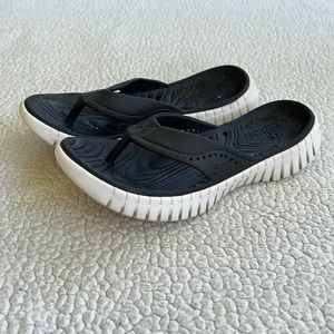 Skechers Cali Gear Black White Flip Flops Sandals, Size 7